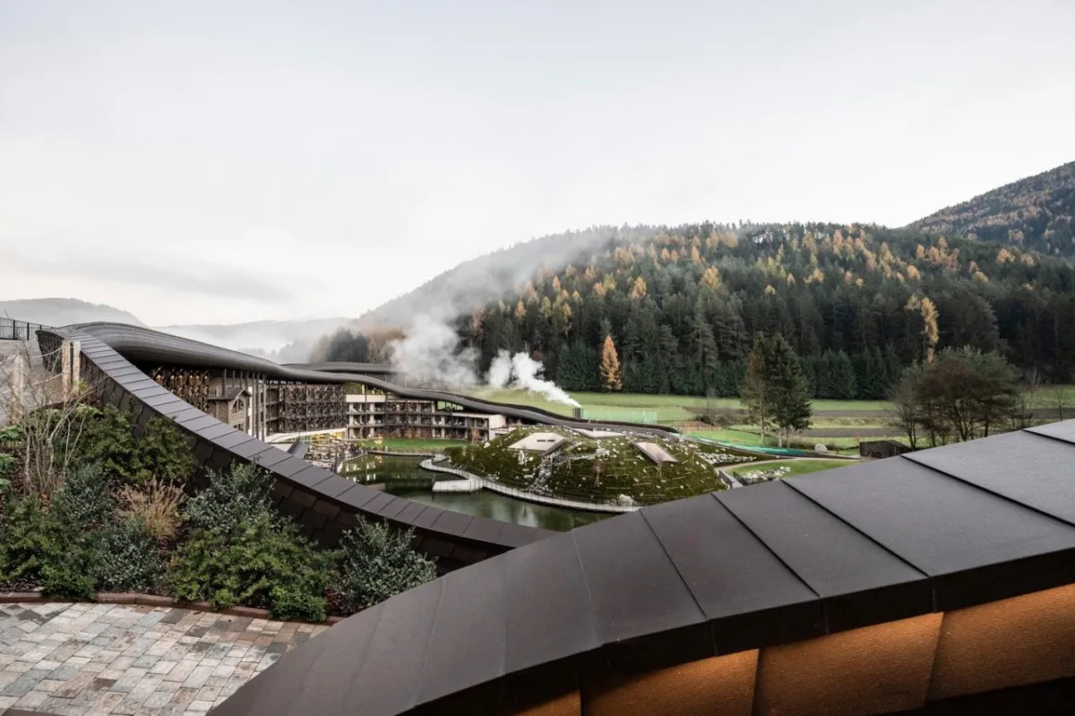 BIM建筑|金属皮肤，阿尔卑斯山下游乐场酒店 / noa* network of architecture