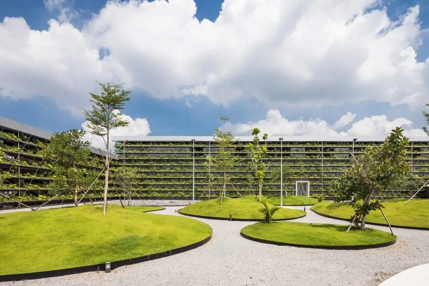 BIM建筑|罗利马切尼工作室设计植物覆盖的越南工厂