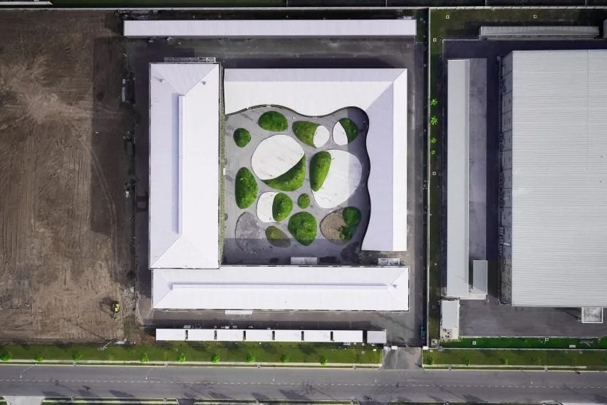 BIM建筑|罗利马切尼工作室设计植物覆盖的越南工厂
