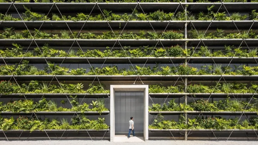 BIM建筑|罗利马切尼工作室设计植物覆盖的越南工厂
