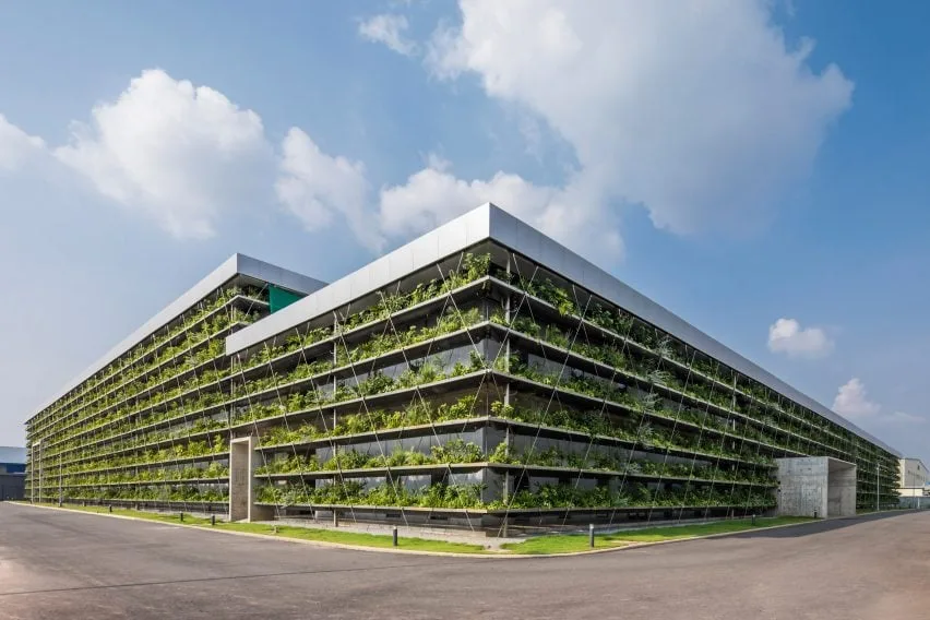BIM建筑|罗利马切尼工作室设计植物覆盖的越南工厂