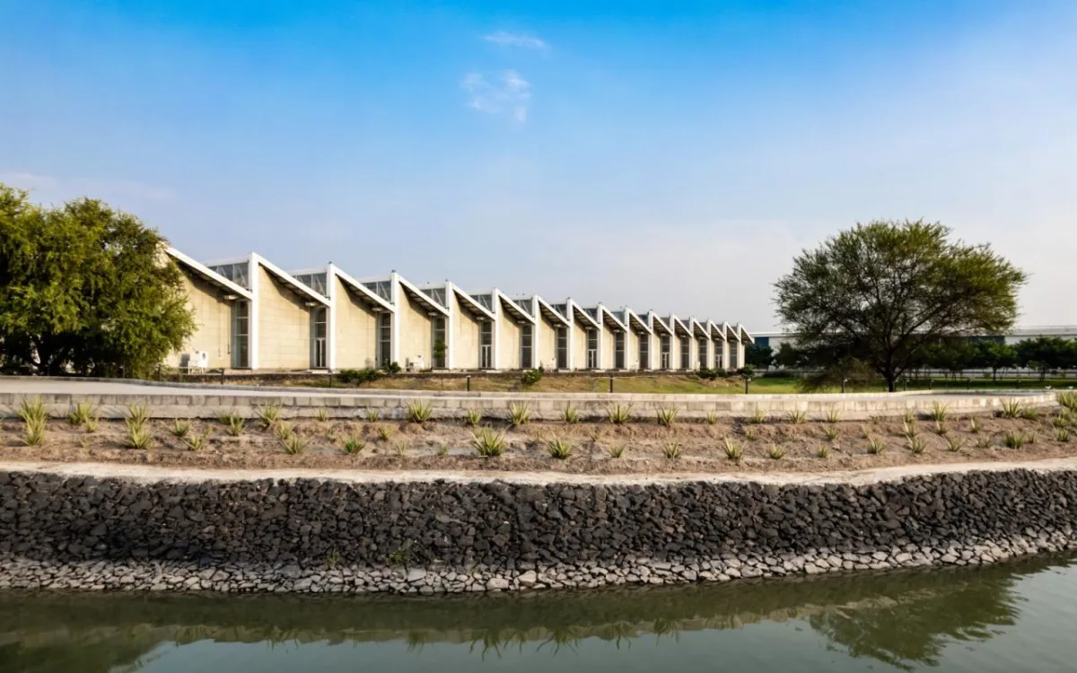 BIM建筑|秩序城堡，Sanand 工厂 / Studio Saar