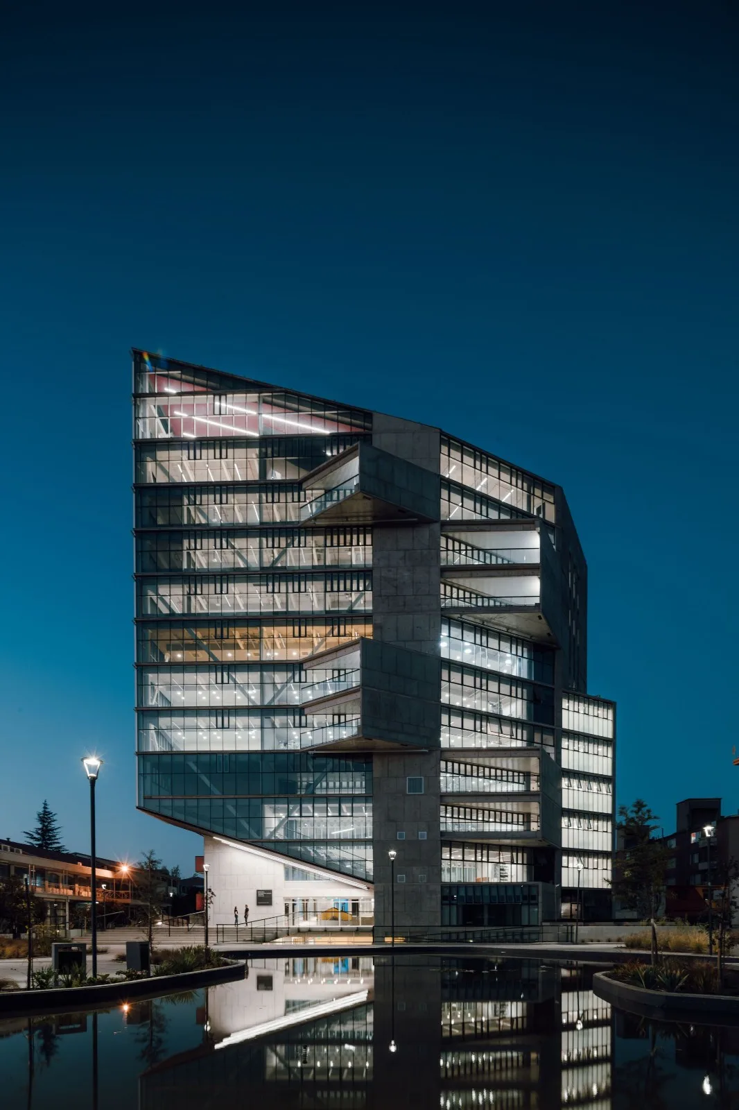 BIM建筑|楼梯漫步，圣地亚哥大学商业与经济学院 FAE / Marsino Arquitectura