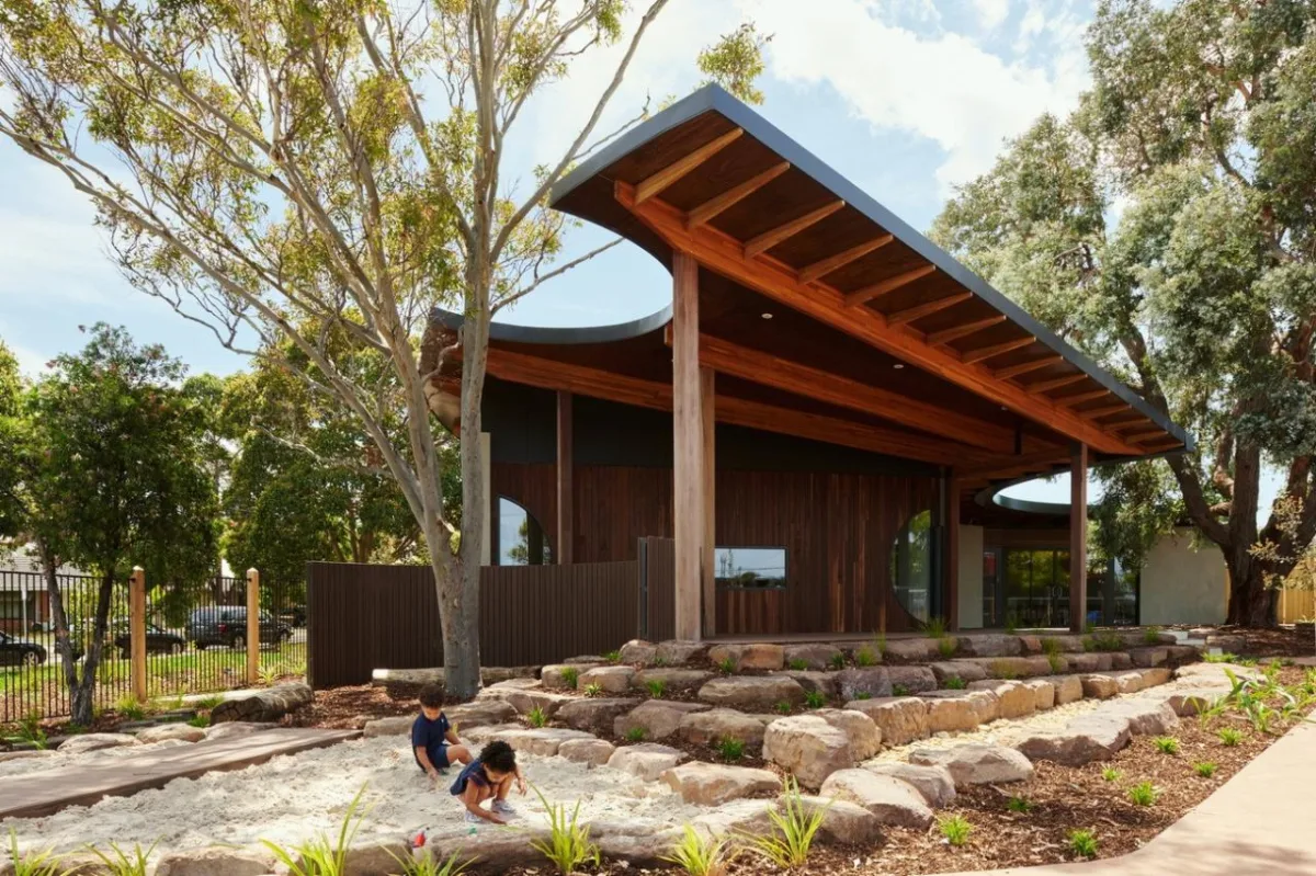 BIM建筑|抱树而建，Wellington 亲子中心 / AOA Christopher Peck