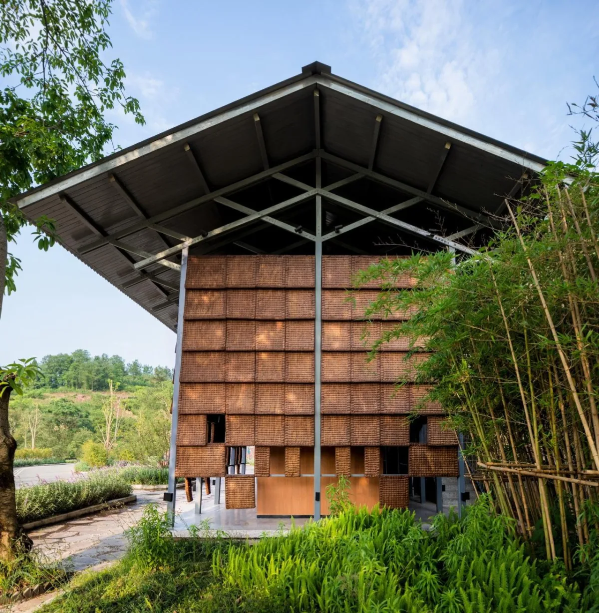 BIM建筑|面朝花海的棕厕 / 在行建筑