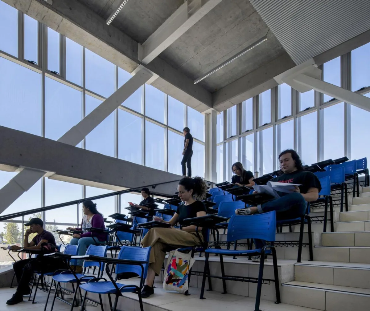 BIM建筑|楼梯漫步，圣地亚哥大学商业与经济学院 FAE / Marsino Arquitectura