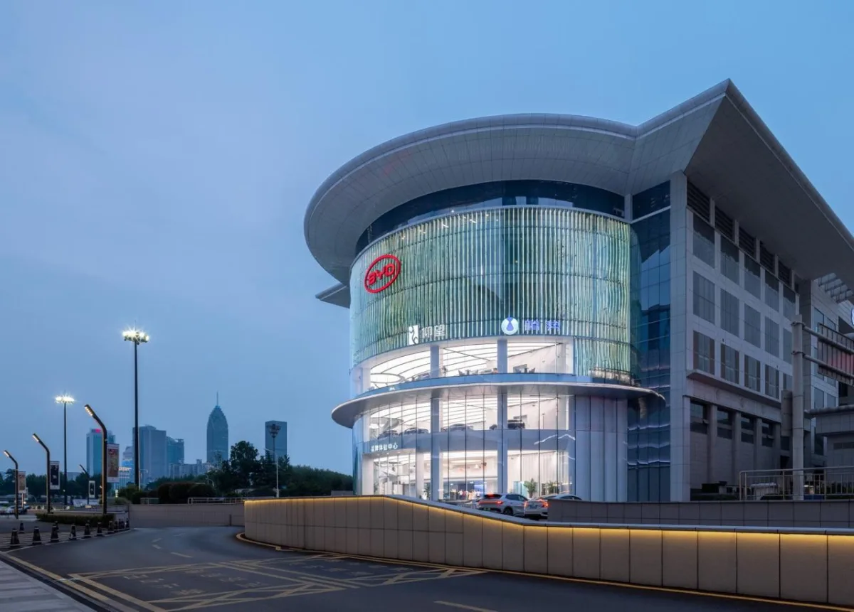 BIM建筑|启迪未来 江城地标：武汉比亚迪品牌体验中心 / 成执设计