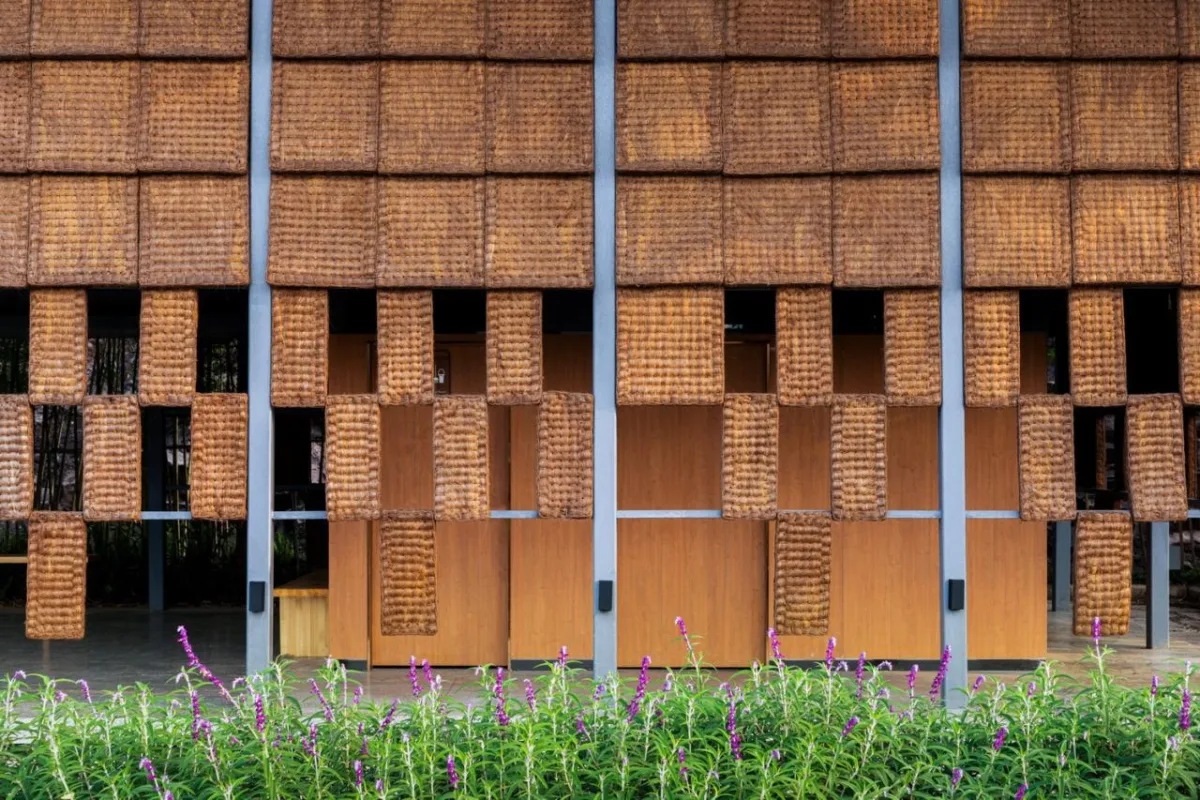 BIM建筑|面朝花海的棕厕 / 在行建筑