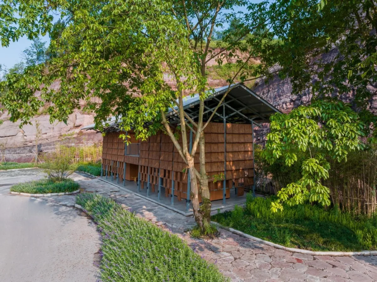 BIM建筑|面朝花海的棕厕 / 在行建筑