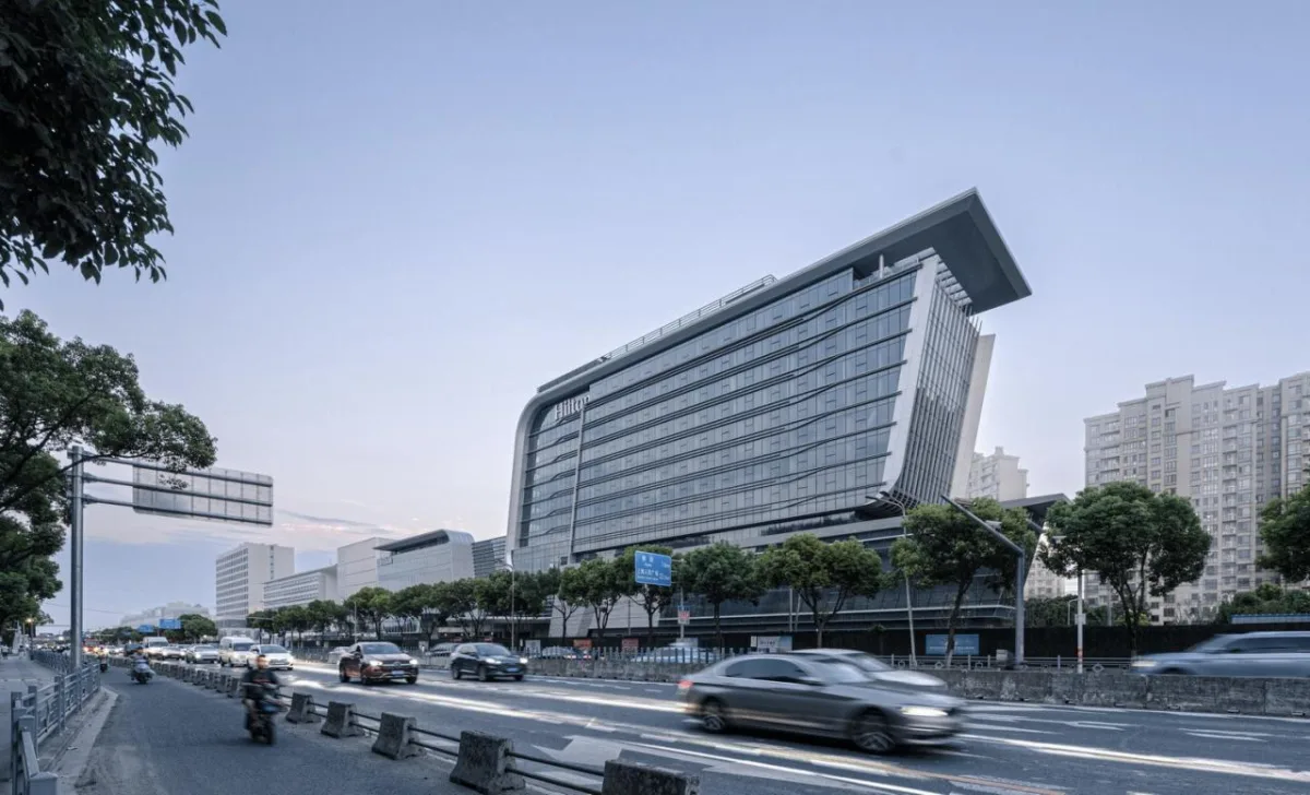 BIM建筑|上海新虹桥灿辉希尔顿五星级酒店：一幅展现流线与速度感的立面画卷 / 三益建筑