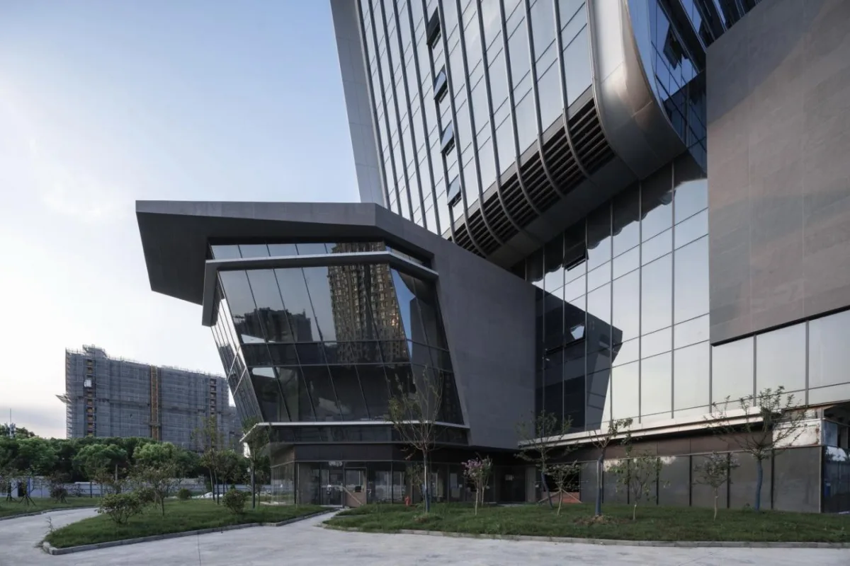 BIM建筑|上海新虹桥灿辉希尔顿五星级酒店：一幅展现流线与速度感的立面画卷 / 三益建筑