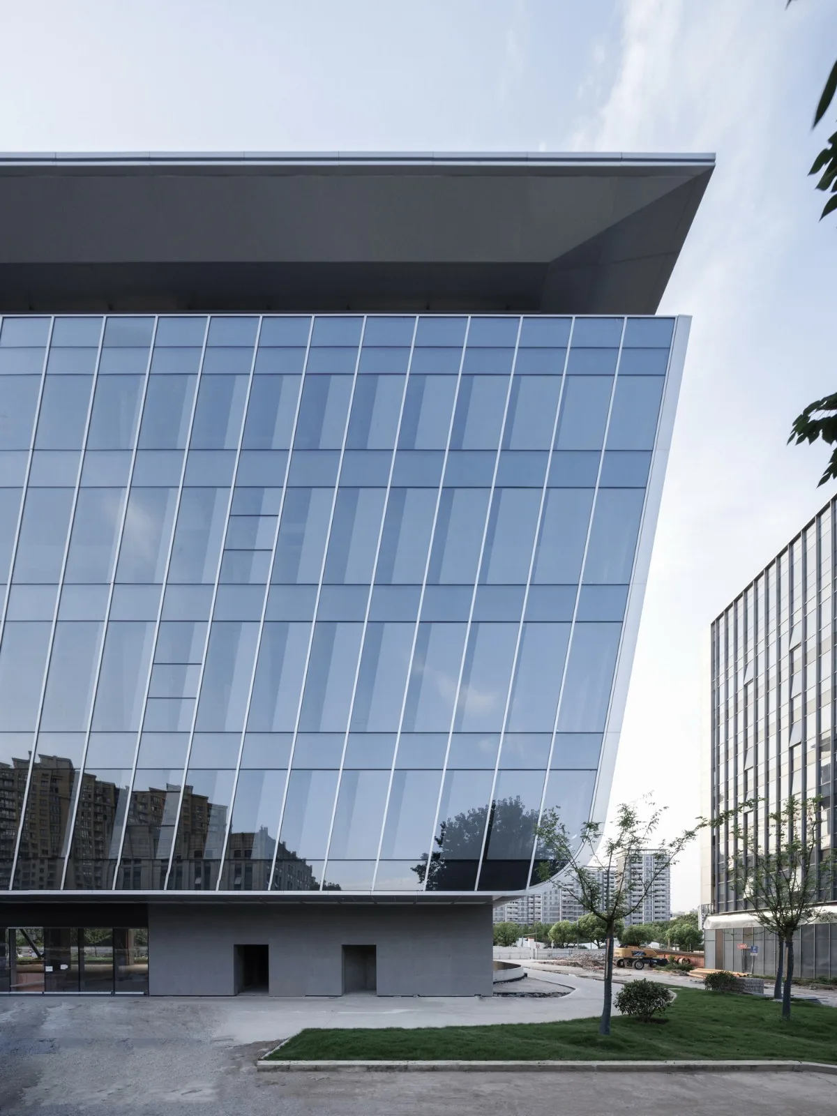 BIM建筑|上海新虹桥灿辉希尔顿五星级酒店：一幅展现流线与速度感的立面画卷 / 三益建筑
