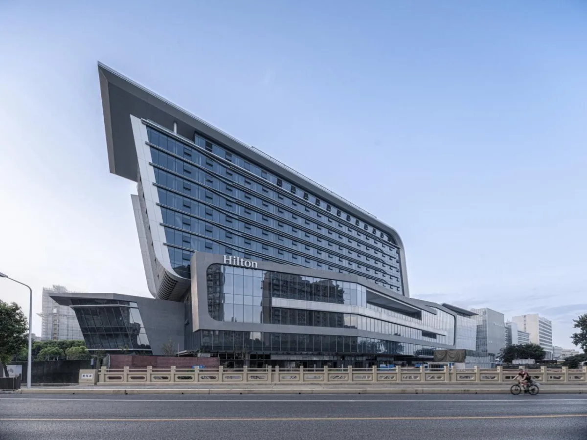 BIM建筑|上海新虹桥灿辉希尔顿五星级酒店：一幅展现流线与速度感的立面画卷 / 三益建筑