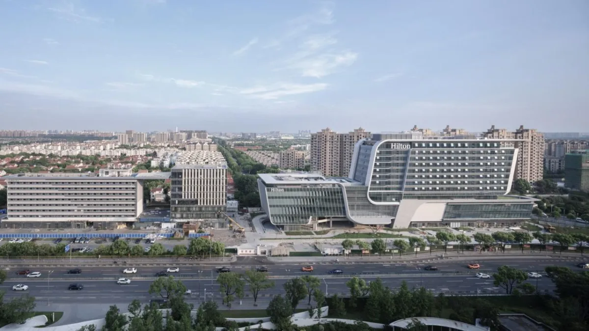 BIM建筑|上海新虹桥灿辉希尔顿五星级酒店：一幅展现流线与速度感的立面画卷 / 三益建筑