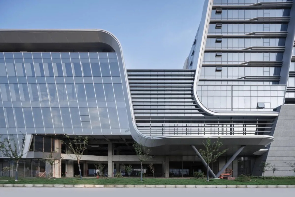 BIM建筑|上海新虹桥灿辉希尔顿五星级酒店：一幅展现流线与速度感的立面画卷 / 三益建筑