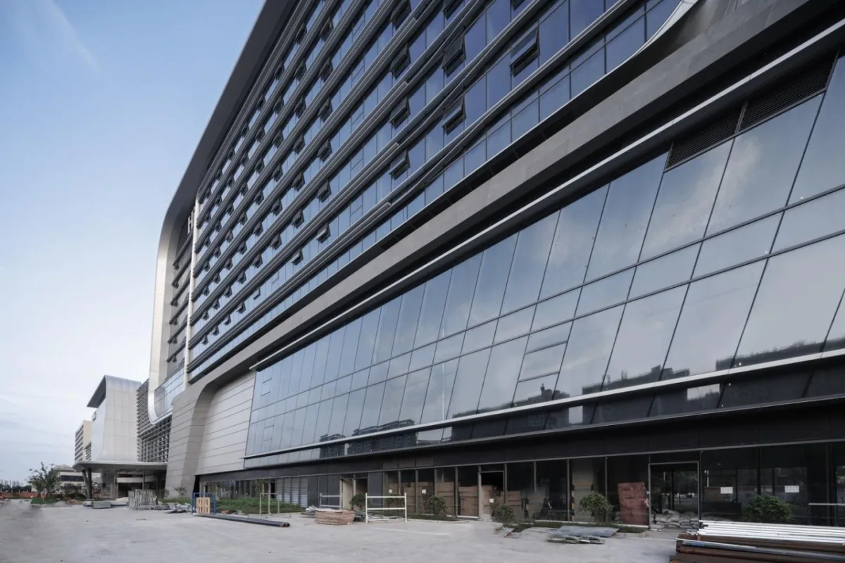 BIM建筑|上海新虹桥灿辉希尔顿五星级酒店：一幅展现流线与速度感的立面画卷 / 三益建筑
