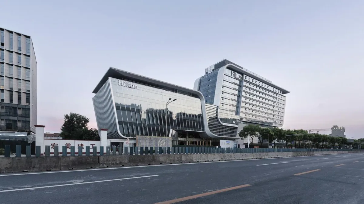 BIM建筑|上海新虹桥灿辉希尔顿五星级酒店：一幅展现流线与速度感的立面画卷 / 三益建筑