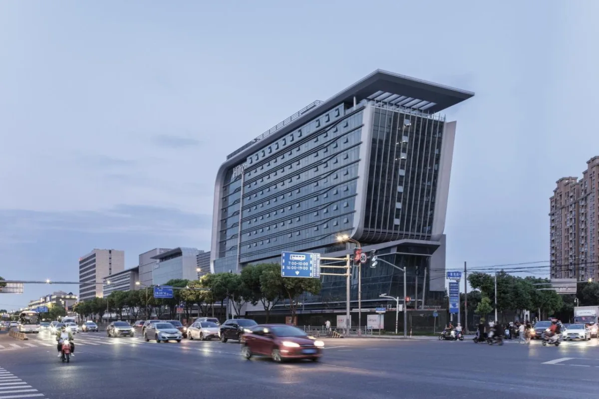 BIM建筑|上海新虹桥灿辉希尔顿五星级酒店：一幅展现流线与速度感的立面画卷 / 三益建筑