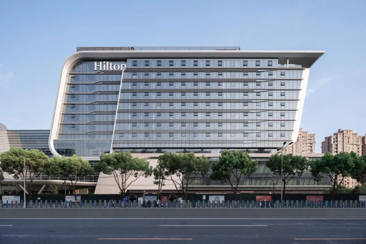 BIM建筑|上海新虹桥灿辉希尔顿五星级酒店：一幅展现流线与速度感的立面画卷 / 三益建筑