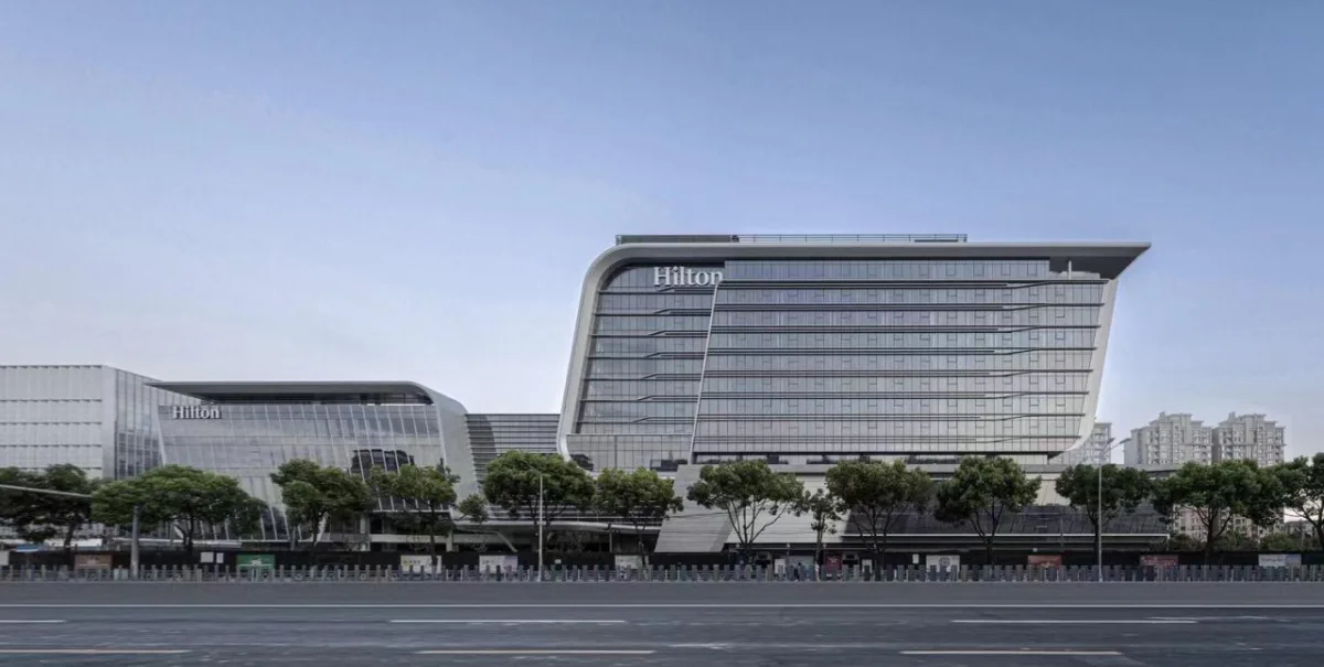 BIM建筑|上海新虹桥灿辉希尔顿五星级酒店：一幅展现流线与速度感的立面画卷 / 三益建筑