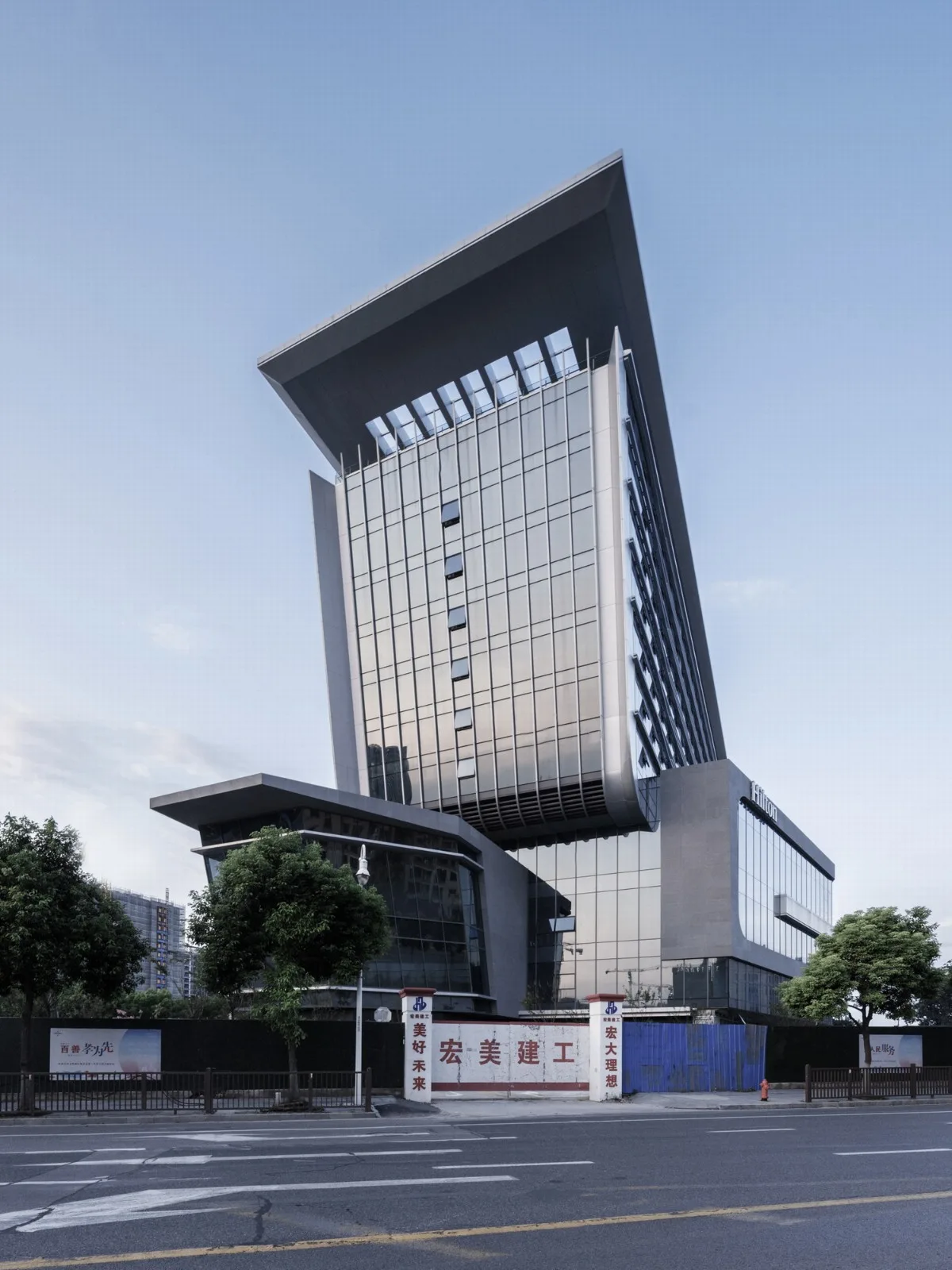 BIM建筑|上海新虹桥灿辉希尔顿五星级酒店：一幅展现流线与速度感的立面画卷 / 三益建筑