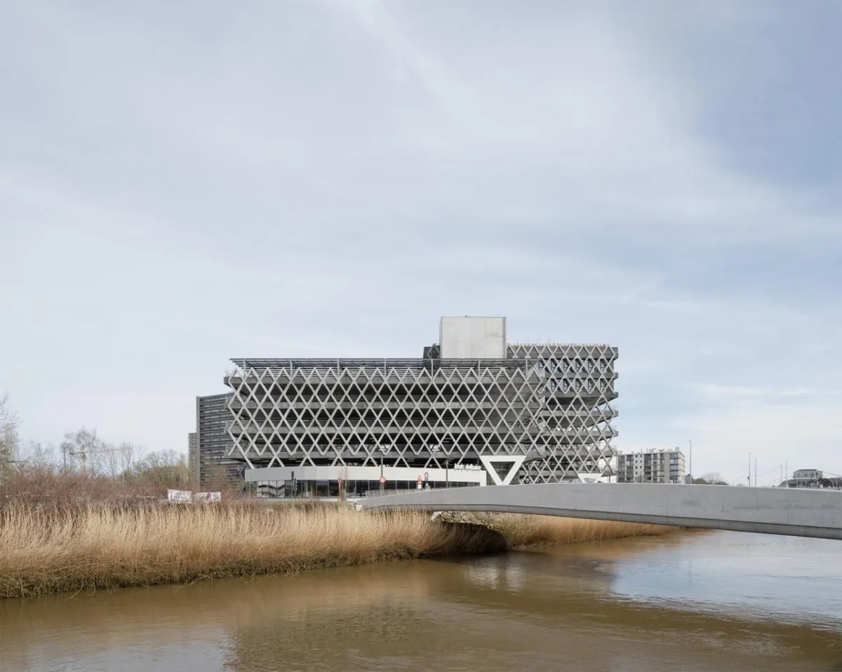 BIM建筑|Eandistip 交通中心 / archipelago + POLO