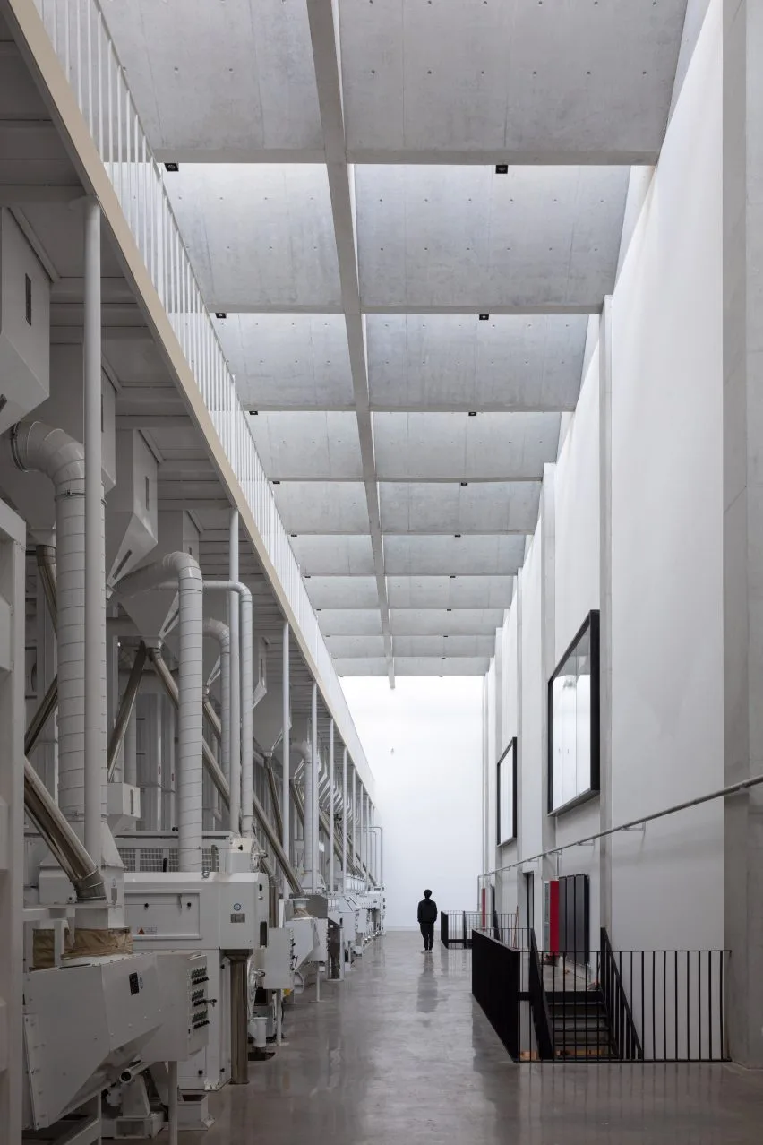 BIM建筑|卓汉苏文设计混凝土柱廊包裹的燕麦工厂