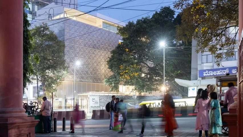 BIM建筑|马休·戈什将美术馆围在不锈钢“水箱”中