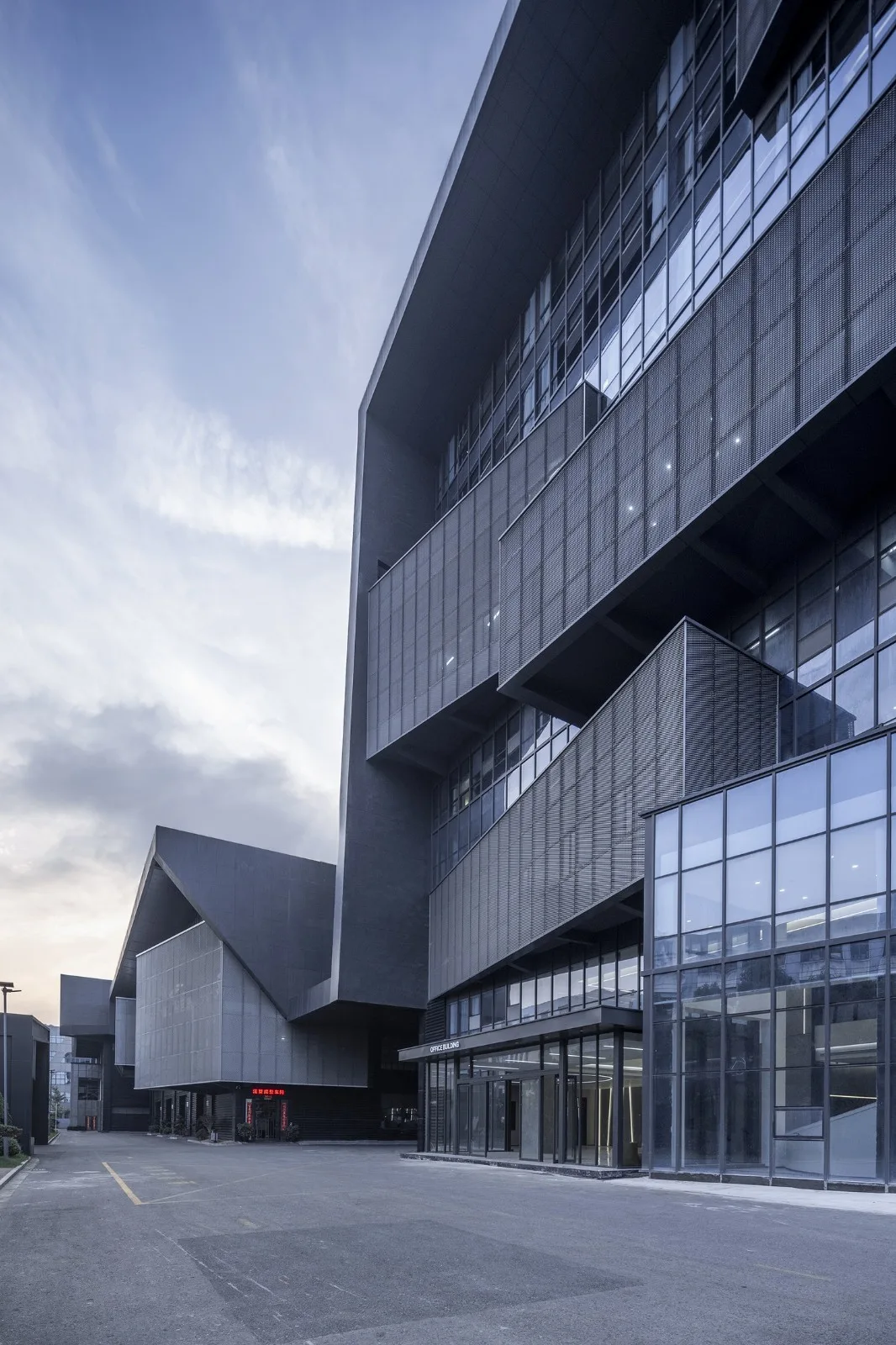 BIM建筑|台州聚丰机车总部 / 殊至建筑