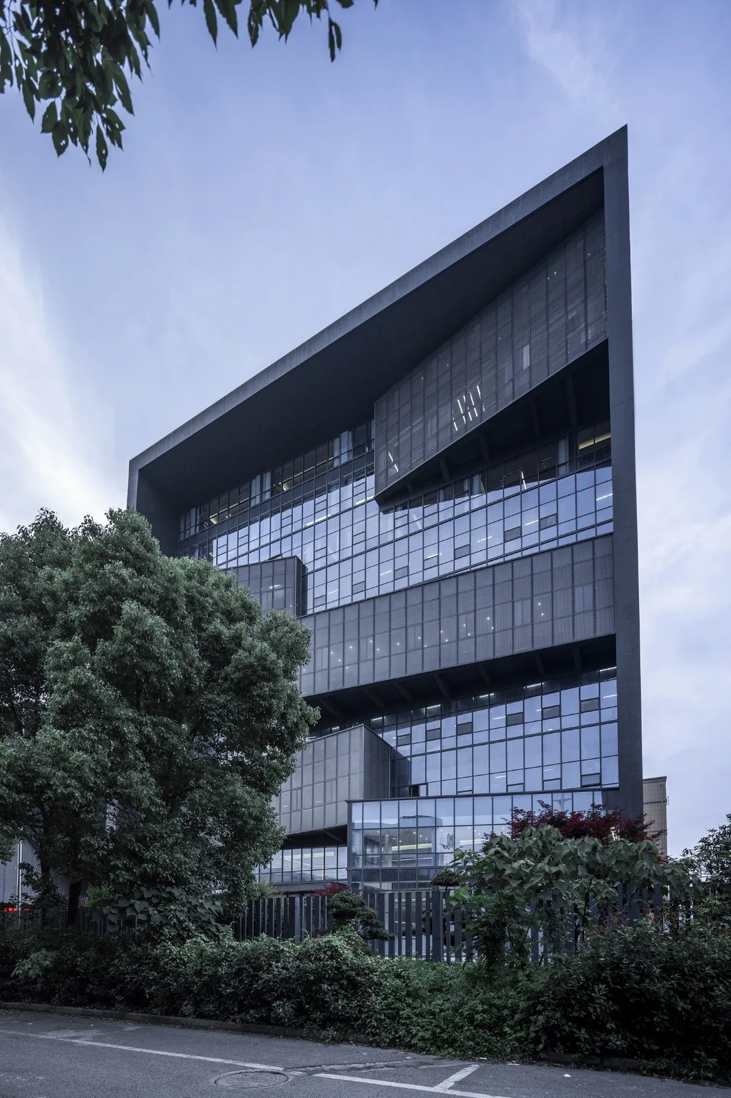 BIM建筑|台州聚丰机车总部 / 殊至建筑