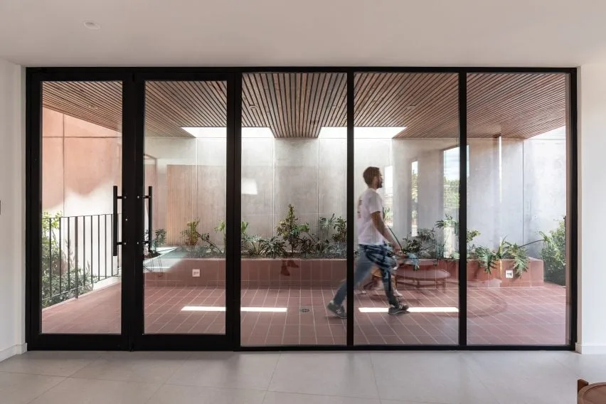 BIM建筑|厄罗设计堆叠式有色混凝土大楼