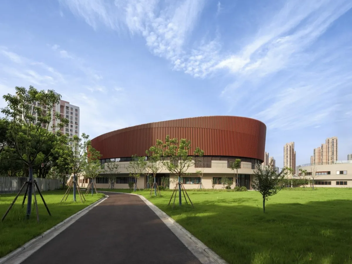 BIM建筑|上海三林懿德社区文体中心：“镶嵌”在社区当中的一站式“体育+”公园 / 三益中国