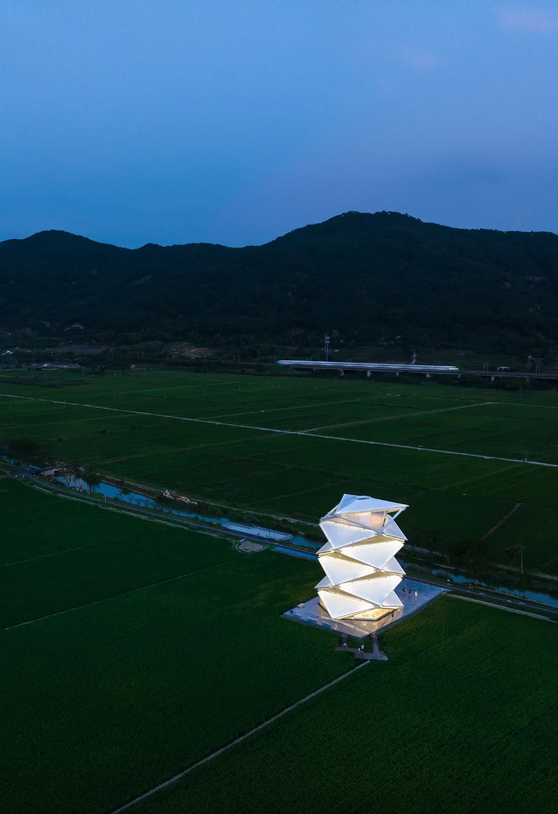 BIM建筑|稻田上的灯塔 / 中国电建华东院林再国工作室