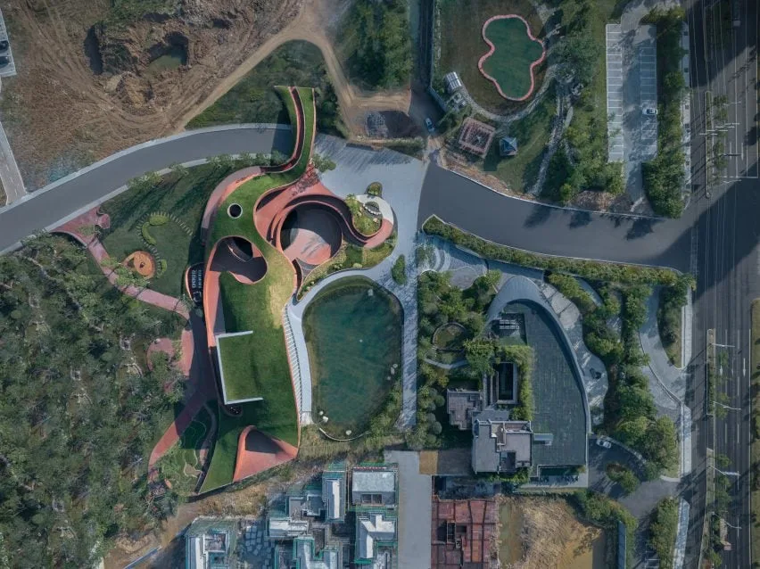 BIM建筑|变革工作室设计起伏混凝土景观掩盖的文化中心