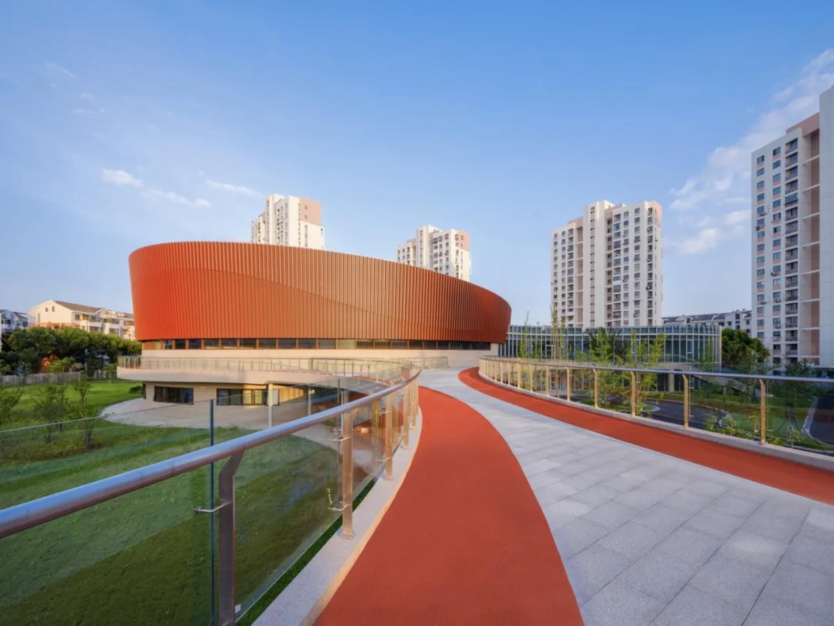 BIM建筑|上海三林懿德社区文体中心：“镶嵌”在社区当中的一站式“体育+”公园 / 三益中国