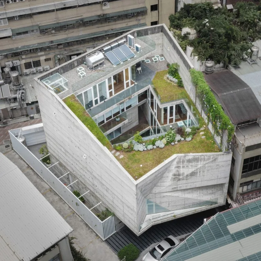 BIM建筑|格拉提安设计棱角分明的混凝土庭院住宅