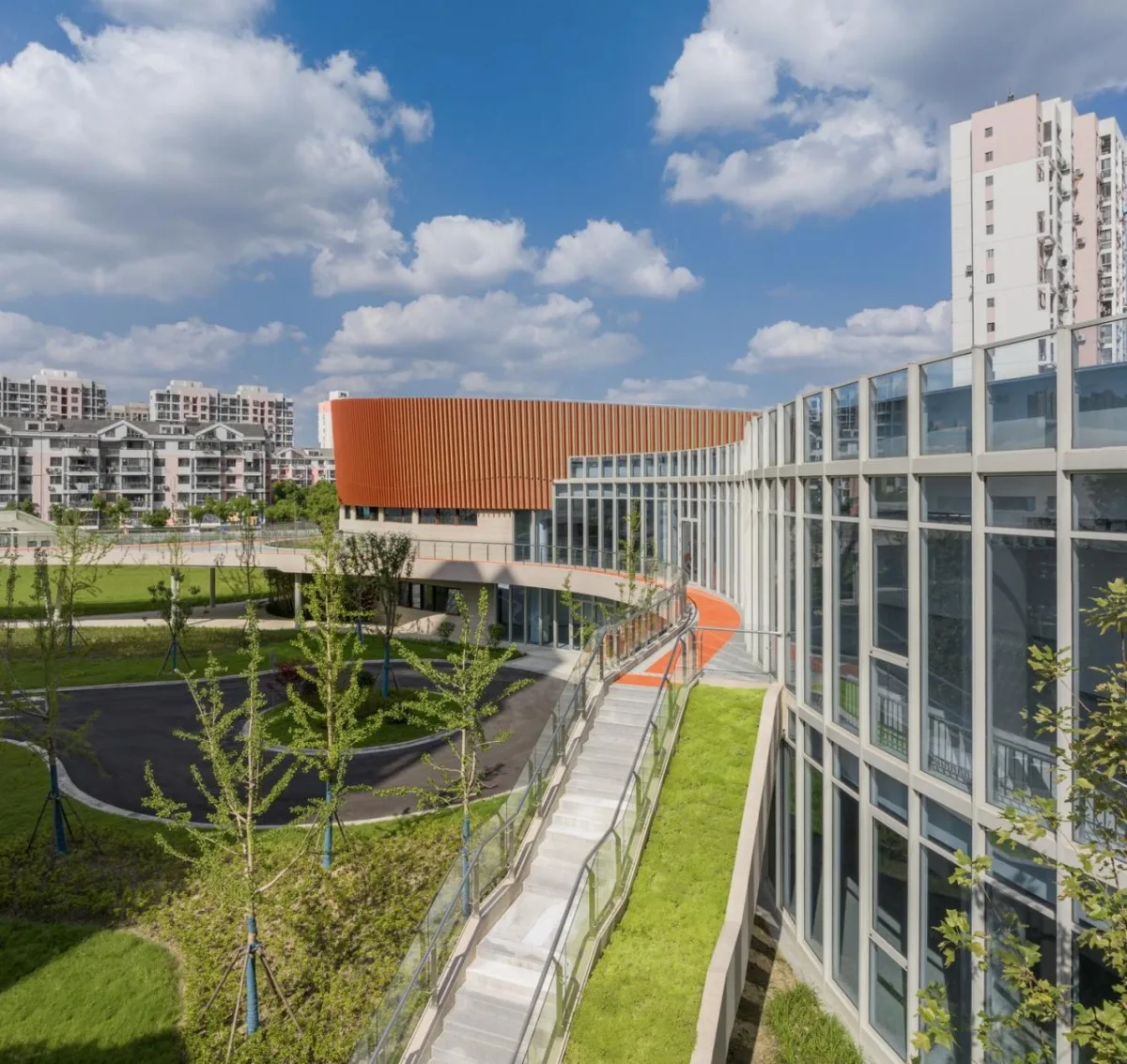 BIM建筑|上海三林懿德社区文体中心：“镶嵌”在社区当中的一站式“体育+”公园 / 三益中国