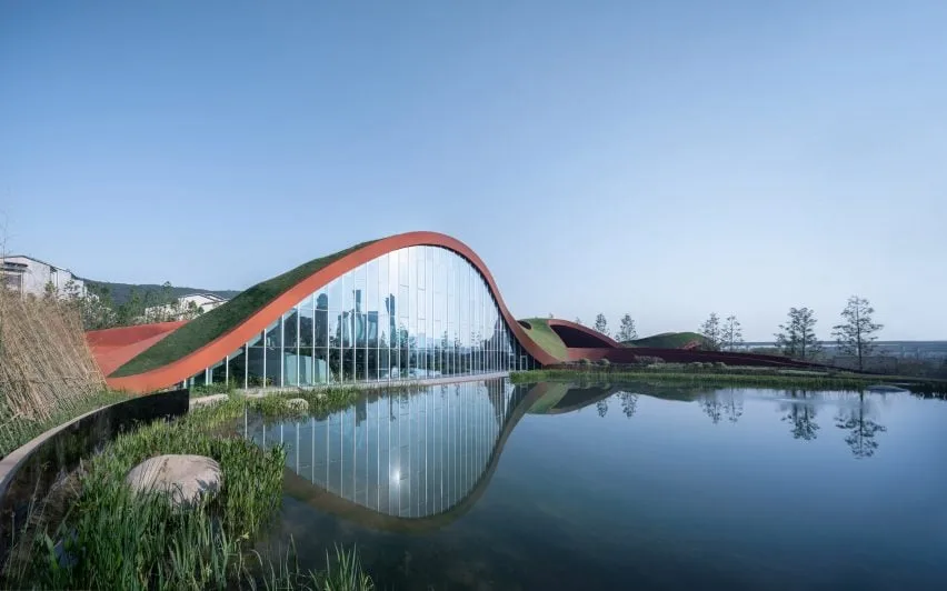 BIM建筑|变革工作室设计起伏混凝土景观掩盖的文化中心