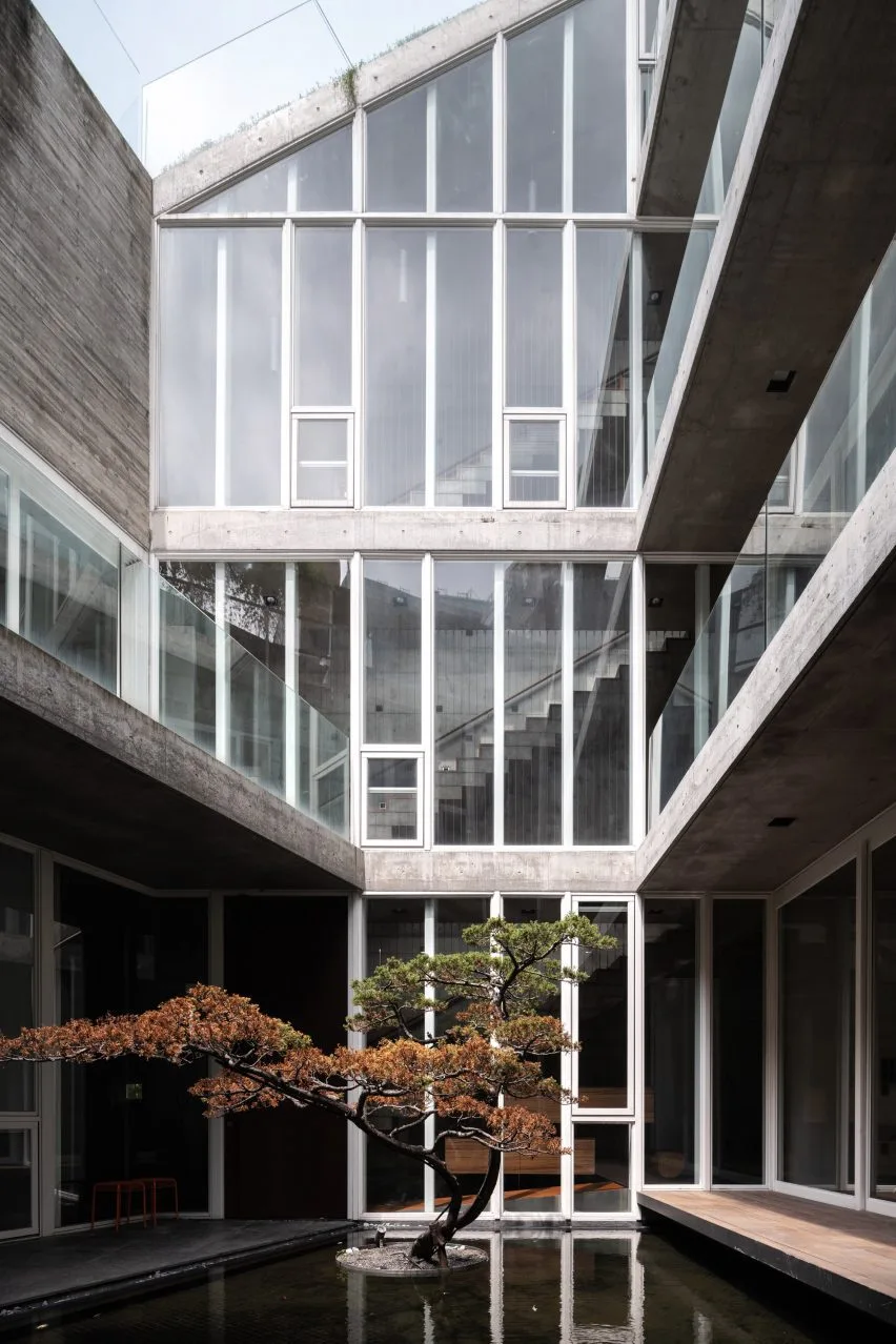 BIM建筑|格拉提安设计棱角分明的混凝土庭院住宅