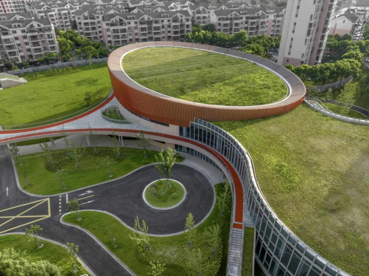 BIM建筑|上海三林懿德社区文体中心：“镶嵌”在社区当中的一站式“体育+”公园 / 三益中国