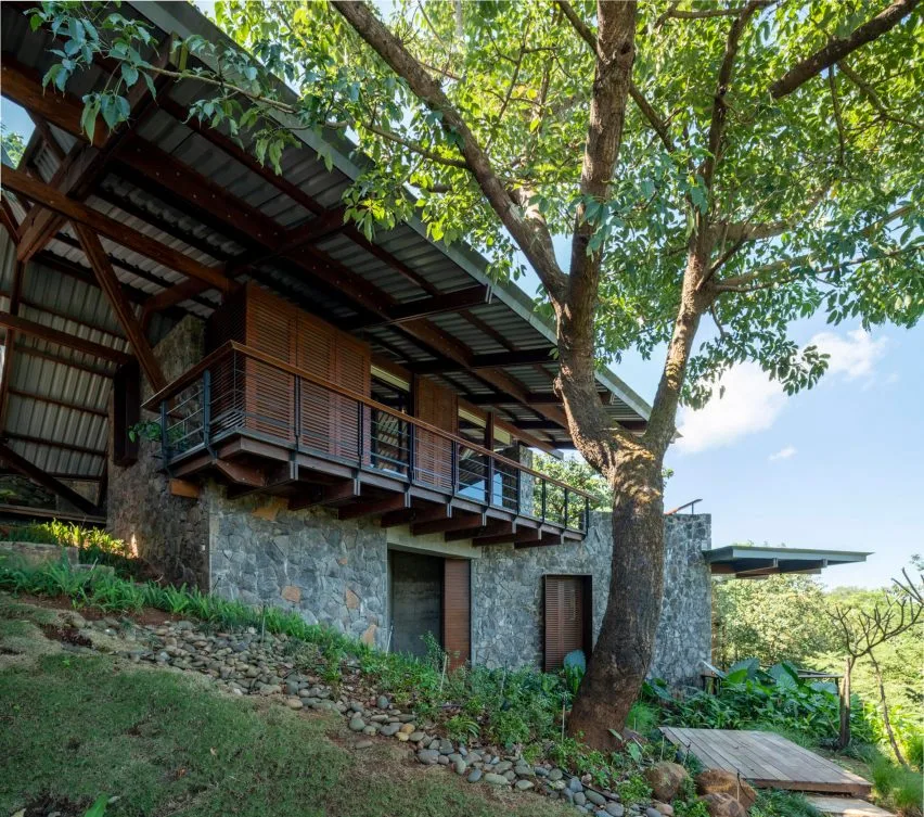 BIM建筑|马利克设计有角金属雨棚遮蔽的房屋