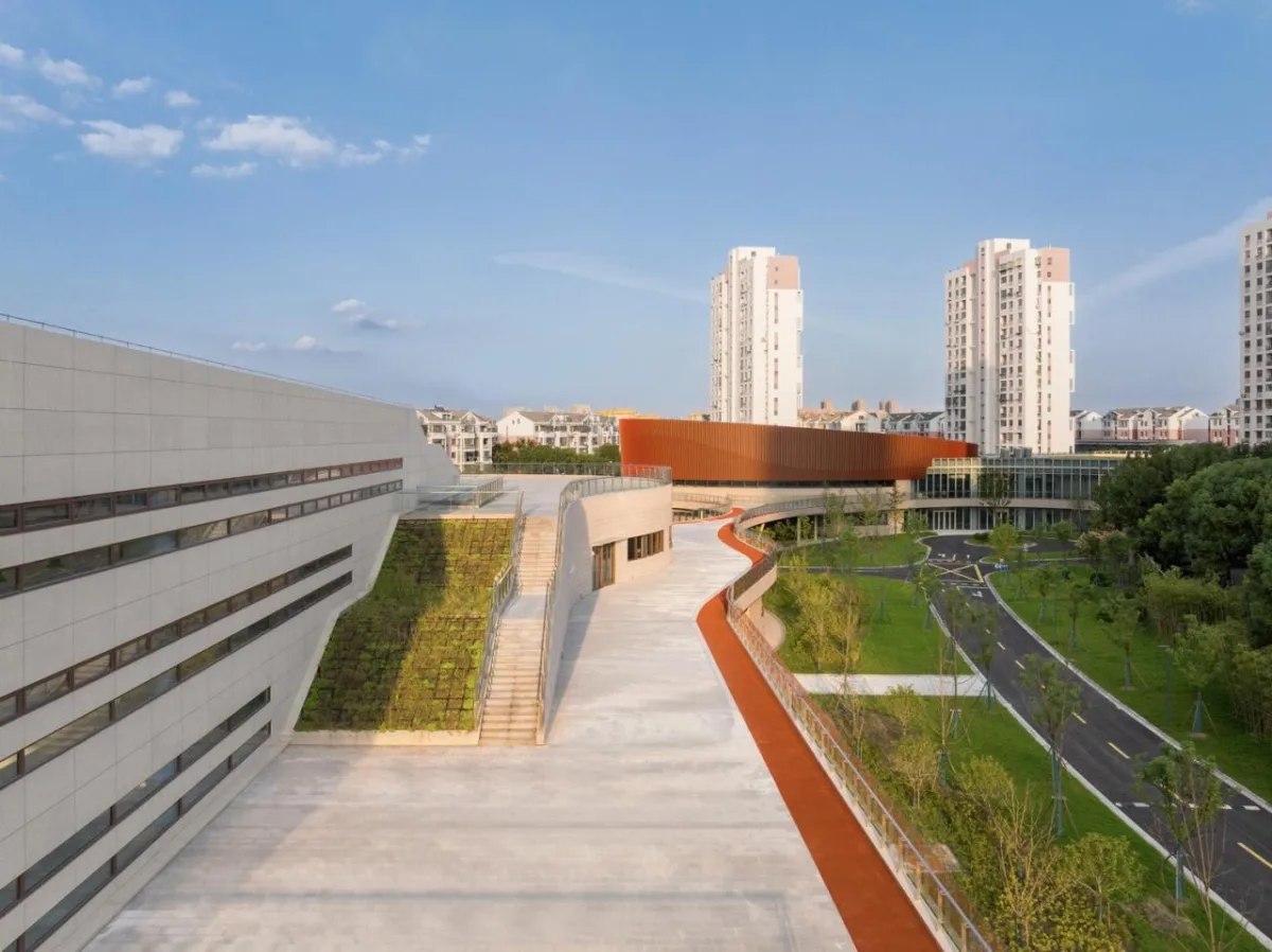 BIM建筑|上海三林懿德社区文体中心：“镶嵌”在社区当中的一站式“体育+”公园 / 三益中国