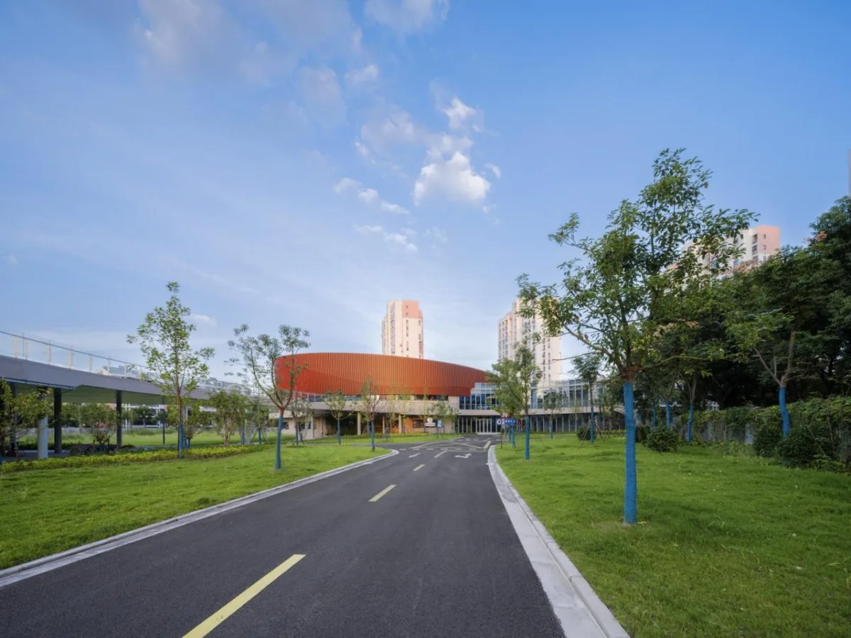 BIM建筑|上海三林懿德社区文体中心：“镶嵌”在社区当中的一站式“体育+”公园 / 三益中国