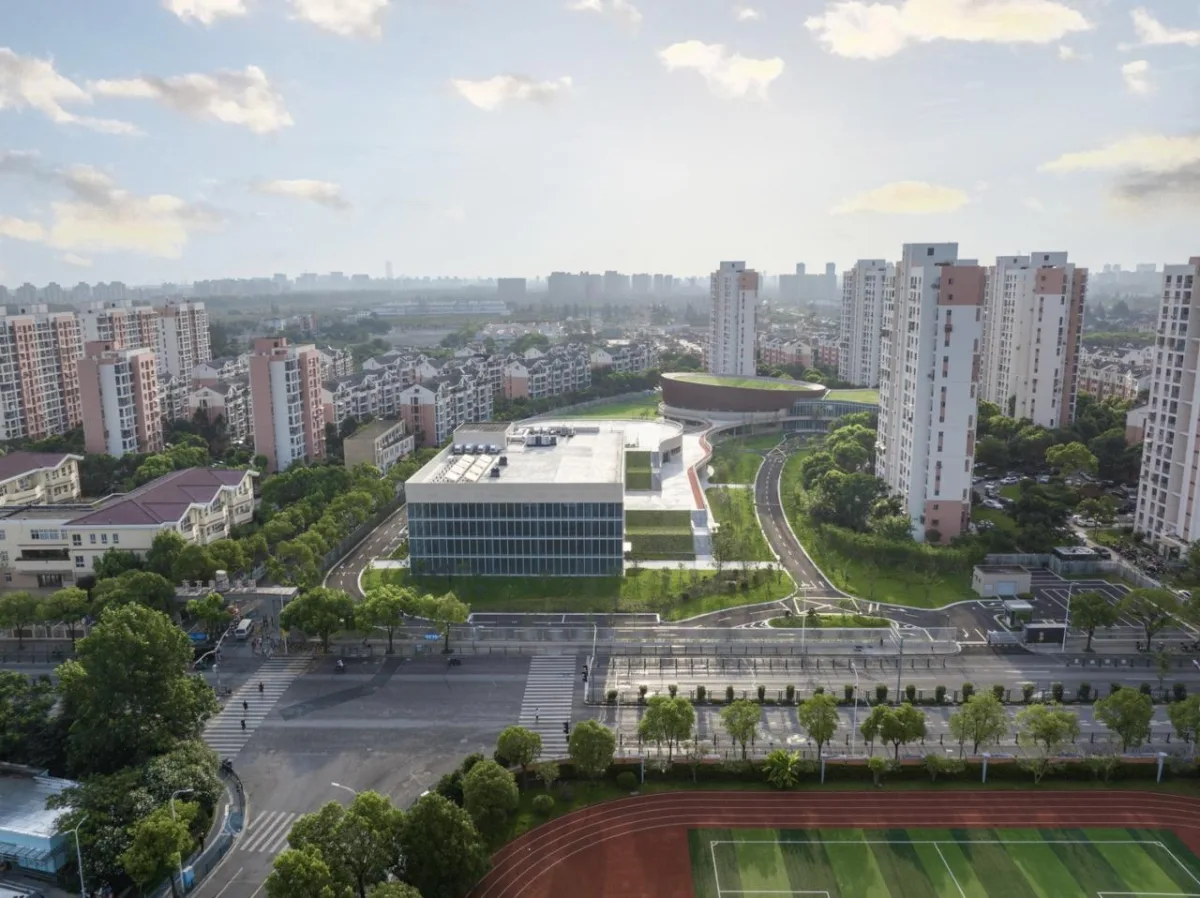 BIM建筑|上海三林懿德社区文体中心：“镶嵌”在社区当中的一站式“体育+”公园 / 三益中国