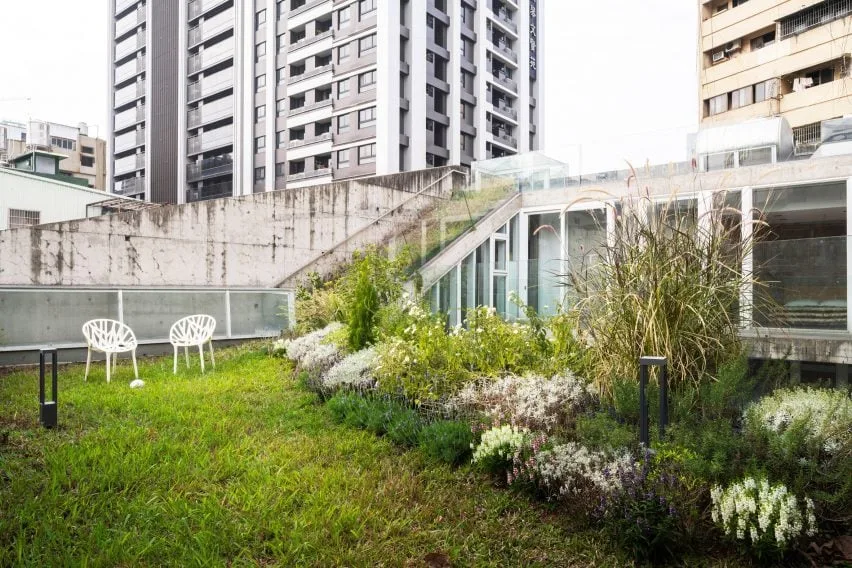 BIM建筑|格拉提安设计棱角分明的混凝土庭院住宅