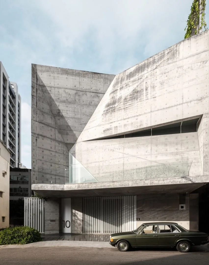 BIM建筑|格拉提安设计棱角分明的混凝土庭院住宅