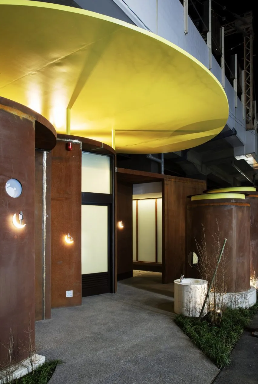 BIM建筑|小林纯子设计亮黄色圆盘顶耐候钢厕所