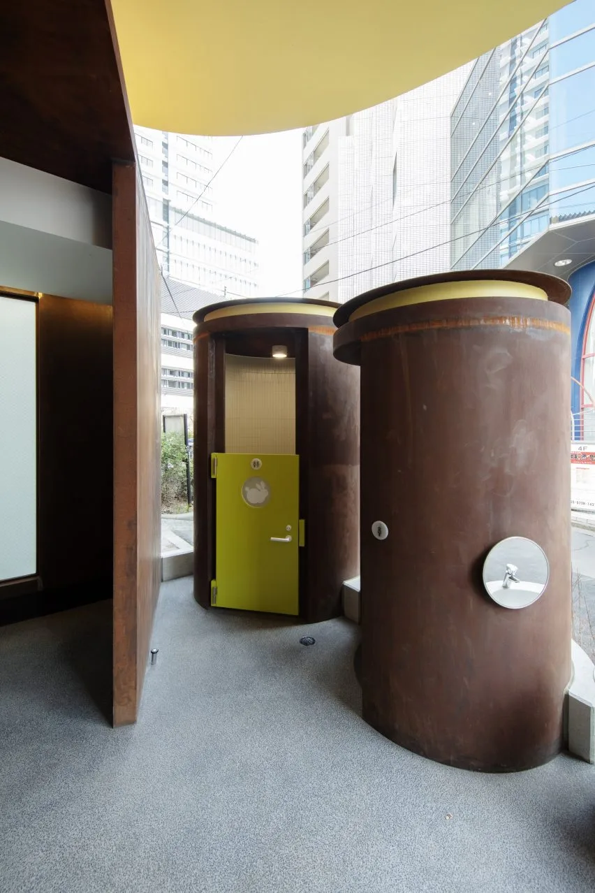 BIM建筑|小林纯子设计亮黄色圆盘顶耐候钢厕所