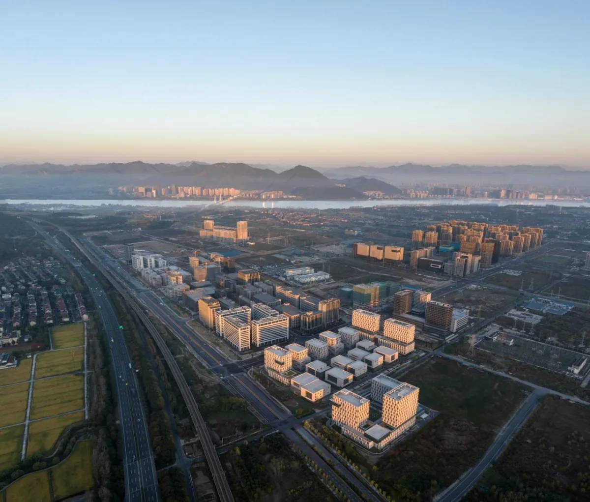 BIM建筑|工业上楼 模式迭代：杭州中节能（富阳）环保产业园 / line+孟凡浩新作