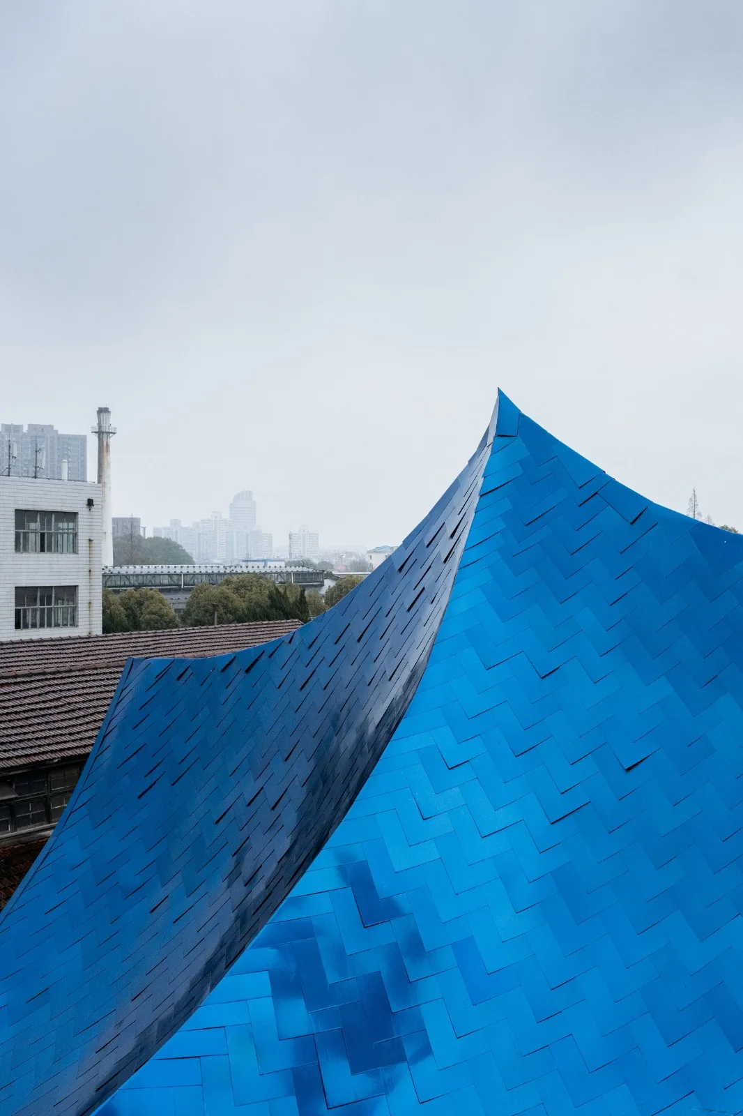 BIM建筑|青丘和白崖：仿佛海浪一般起伏的蓝色山丘下是我们“摇摇摆摆的人间” / Wutopia Lab